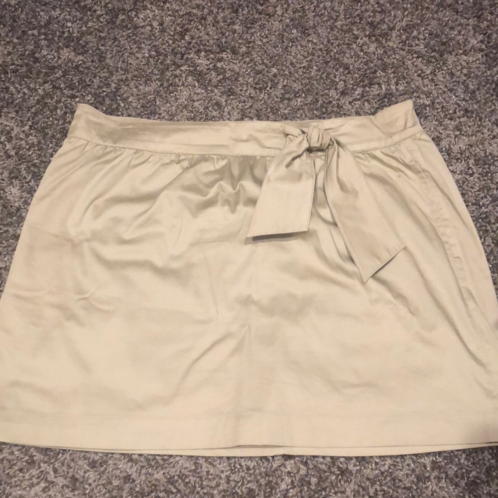 Khaki Tommy Hilfiger skirt with bow.